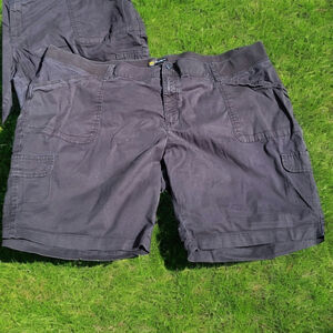 Lee Women's Relaxed Fit Cargo Shorts 26W Medium 2 button Black Dark Grey 130273
